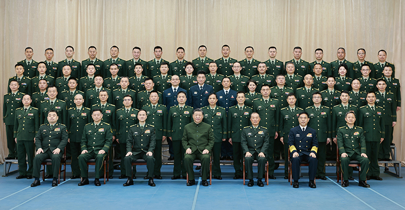 11月29日，中共中央總書(shū)記、國(guó)家主席、中央軍委主席習(xí)近平到武警海警總隊(duì)東海海區(qū)指揮部視察。這是習(xí)近平親切接見(jiàn)東海海區(qū)指揮部有關(guān)同志，同大家合影留念。